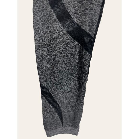 Fabletics Gray Black Seamless Arlene Crop Leggings Size S - Picture 4 of 6